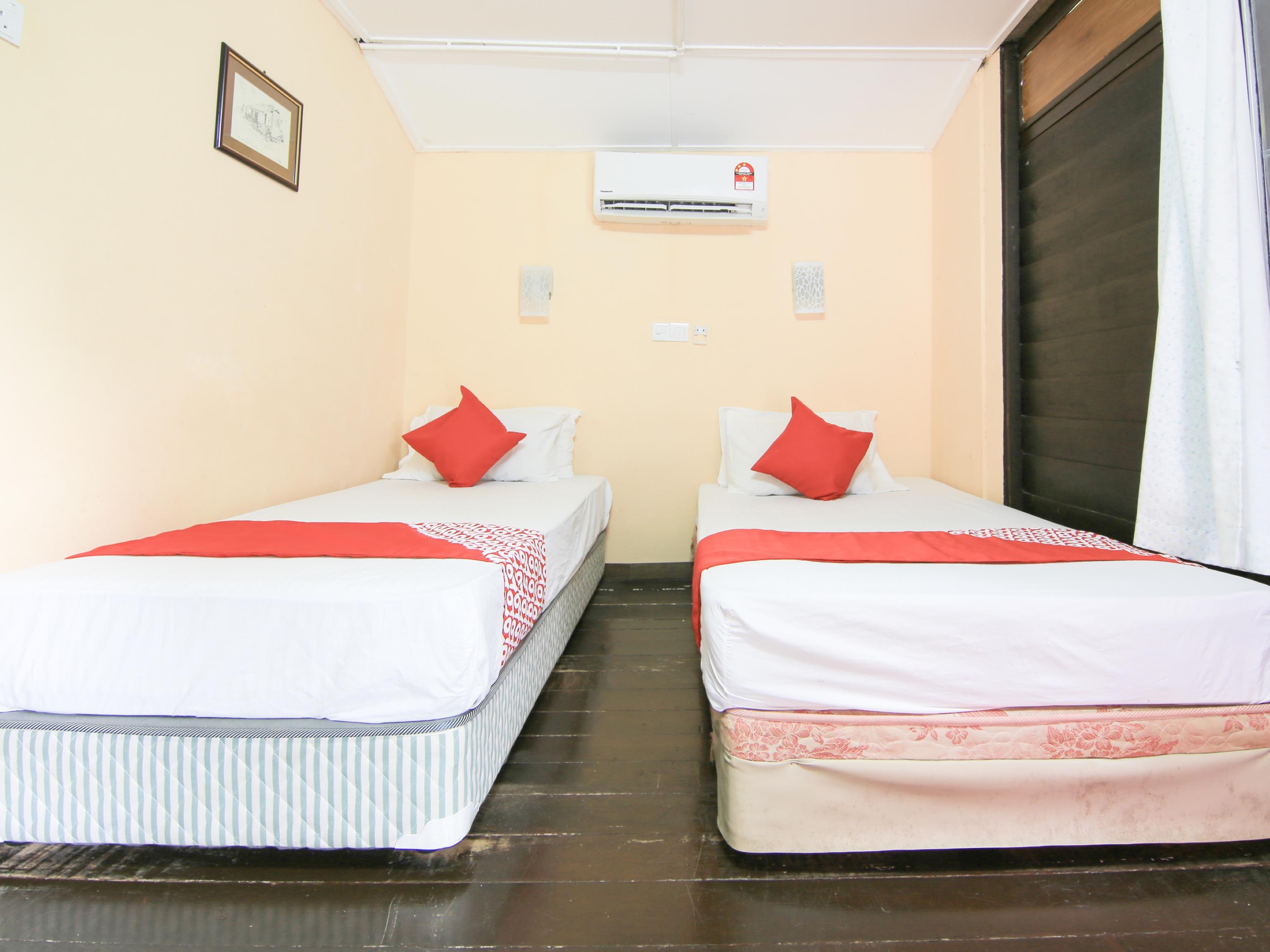Ombak Inn Chalet Kampung Teluk Nipah Exterior photo